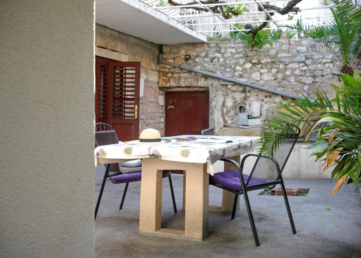 Anita - Hvar Center
