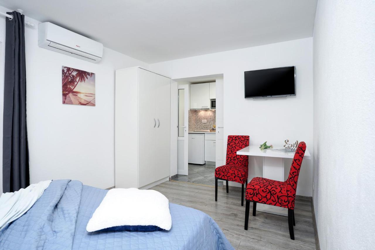 Anita - Hvar Center